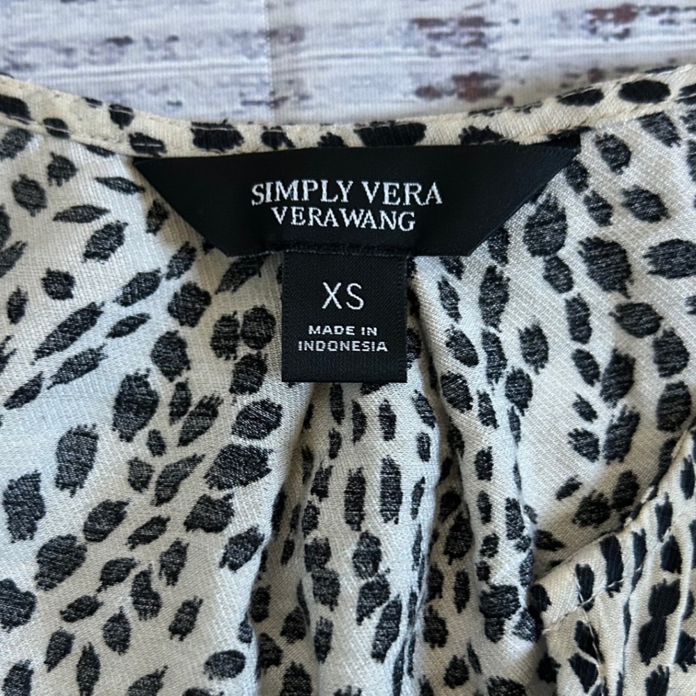 Simply Vera Vera Wang Women XS Animal Print Pintuck Pleated Blouse Black‎ Cream - Picture 3 of 7